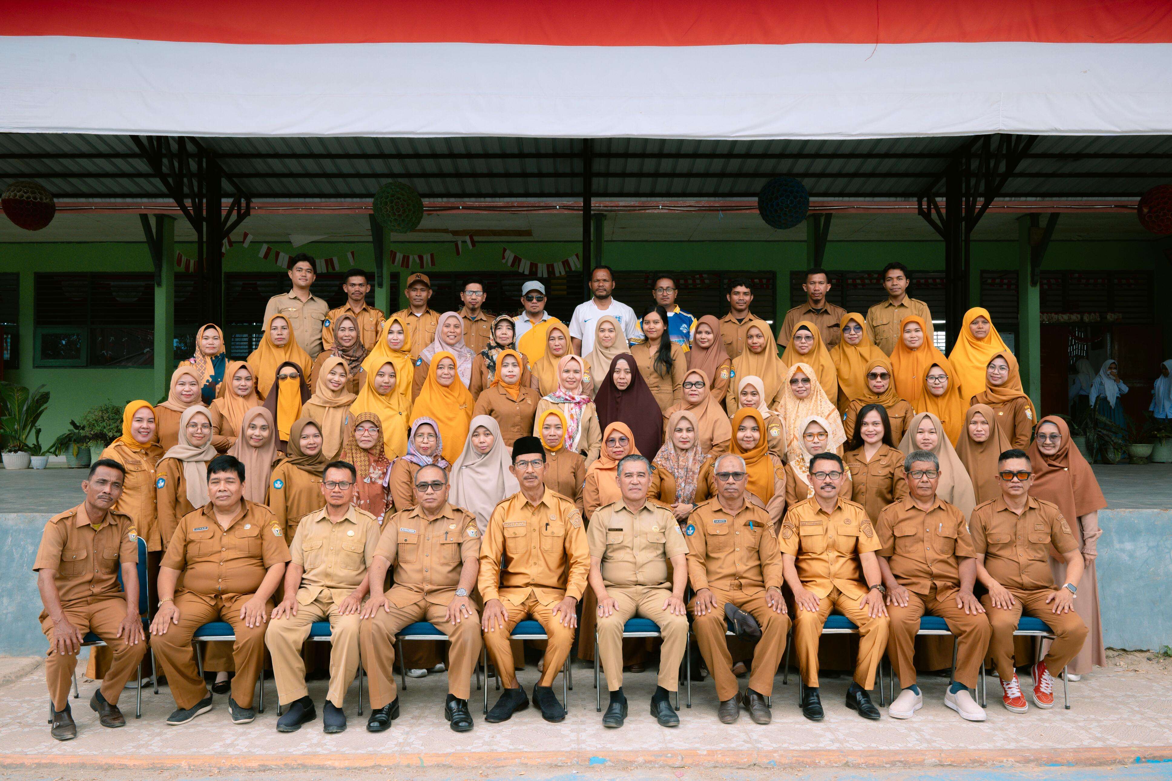 Guru beserta staf sekolah